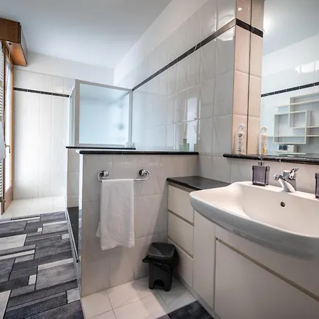Appartement Three Bedroom - View - Larihome A57
